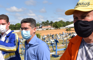 David Almeida e Marcos Rotta vistoriam cemitério onde 22 mil covas serão abertasTrabalho em loco