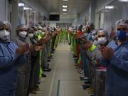 Com festa e um enorme corredor da vitória, Delphina Aziz comemora mais de 4.500 altas médicas