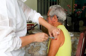 Manaus impulsiona alta do Amazonas no ranking nacional da vacina contra a Covid-19