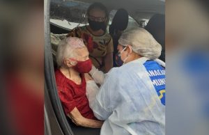 Idosa de 100 anos é vacinada contra Covid-19 em Manacapuru