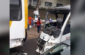 Micro-ônibus bate em ônibus da linha 621 na Av. Buriti; motorista preso nas ferragens