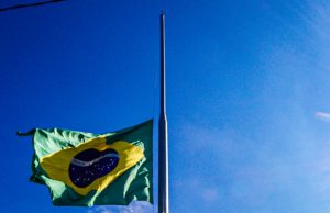 Desorganizado, desunido e em luto, Brasil chega aos 250 mil mortos por CovidTriste realidade