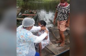 Estrada, lama, mata, rio, sol e chuva: os desafios de vacinar na AmazôniaEm Iranduba, indígena da etnia Samiraita de 79 anos é vacinada em canoa