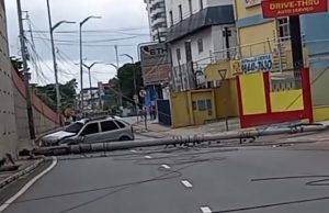Carro derruba poste na Efigênio Salles e deixa trânsito parado