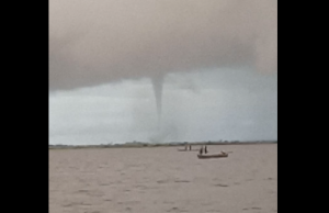 Vídeo: Tromba d’água ameaça pequenos barcos no Amazonas