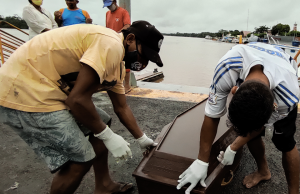 Corpo de jovem é encontrado dentro de canoa à deriva em BarreirinhaBarbaridade
