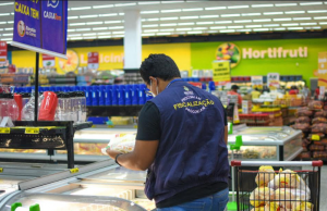 Procon joga fora mais de 100 Kg de frango estragados nos supermercados de Manaus