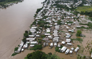 Rio Juruá ameaça alagar toda a cidade de EirunepéEmergência