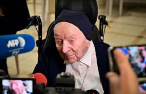 Às vésperas de completar 117 anos, freira recebe alta de Covid