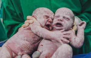 Irmãs se abraçam logo após o parto em Santa CatarinaLinda imagem