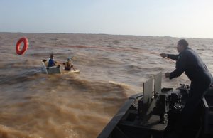 MILAGRE: Três homens à deriva em cima de geladeira no Rio Amazonas são resgatados pela MarinhaNasceram de novo