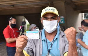 Coveiros de Manaus tomam primeira dose da vacina e se emocionamAmém