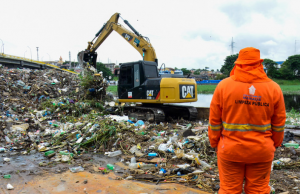 Desafio: servidores tentam remover montanha de lixo em torno da PanairSujeira