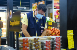 De conserva a frango, Procon recolhe 80 quilos de comida estragada em ManausAbsurdo