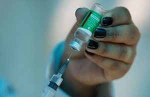Avião com 2 milhões de vacinas chega ao BrasilNovas doses