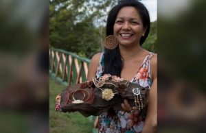 Dia da mulher: Em Iranduba, guardiã da mata tira da Amazônia a arte da ecobijoterias