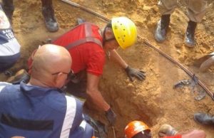 Susto: funcionário da Águas de Manaus fica preso em buraco após deslizamento