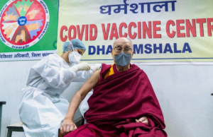Dalai Lama é vacinado contra a Covid: “Muito útil”Exemplo de líder
