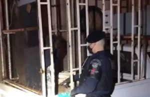 Pai tranca filho de 6 anos na jaula e espanca criança com cabo USBMonstro!