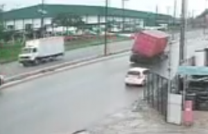 Vídeo: carro de auto escola escapa de ser esmagado por carreta no DistritoPerigo