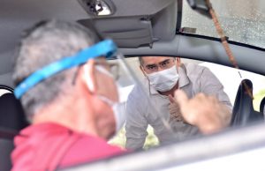David Almeida visita postos e convida manauara a se vacinarVacinação em pleno andamento