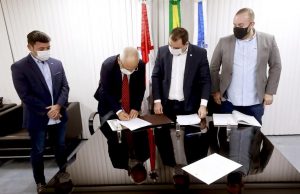 Roberto Cidade empossa Angelus Figueira como deputado estadualSuplente de Alessandra Campêlo