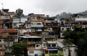 Sem auxílio emergencial, 70% dos moradores das favelas só comem se alguém doarPandemia e fome