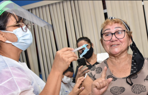 Idosos vacinados em Manaus saem com sorriso de orelha à orelhaFofos