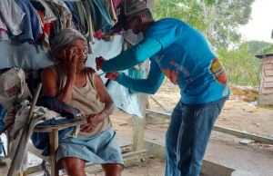 Dona Maria Julinda, aos 105 anos, é vacinada contra a Covid em MauésImagem reconfortante