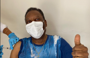Aos 80 anos, Pelé é vacinado e pede: “Fique em casa”Rei do futebol