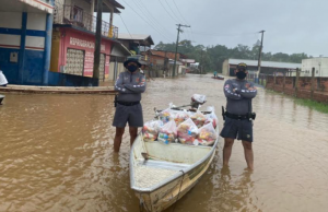 PMs tiram do próprio bolso e doam comida às vítimas da cheia em Boca do Acre