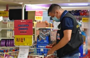 Comerciantes da zona Leste insistem em vender comida estragada em Manaus