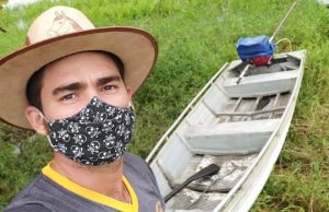 Em Manaquiri, professor abnegado vai de rabeta ao encontro dos alunosSacerdote da Educação