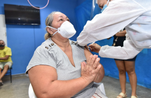 Amazonas começa a semana com quase 500 mil doses de vacinas aplicadasCorrida contra a Covid