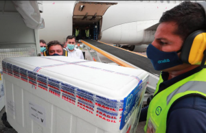 Wilson Lima vai ao aeroporto receber mais CoronaVac: “Proteger a nossa população”