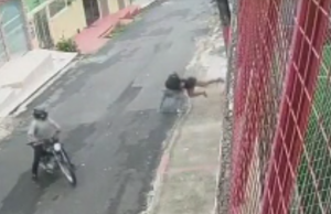 VÍDEO: Bandido agride mulher com socos, chutes e puxão de cabelo em ManausHorror em Manaus
