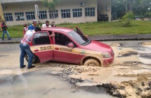 Carro de autoescola é fotografado atolando em Centro de Formação de Condutores do Detran