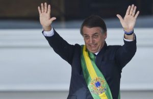 Nota de repúdio e ação na Justiça tentam barrar medalha para Bolsonaro em ManausFervendo