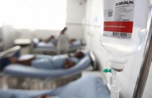 Esposa vai visitar marido com Covid no hospital e dá de cara com a amanteEsse quer morrer