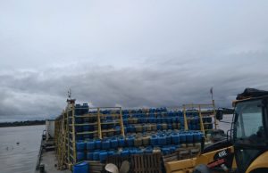 Balsa com 7 mil botijas de gás irregular é apreendida no AMUm homem foi detido