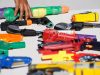 Alerta sobre os riscos do uso de armas de brinquedo, no Dia do Desarmamento Infantil