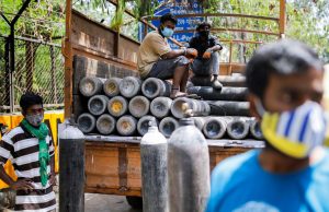 Com mais de 220 mil casos de Covid por dia, Índia está em colapsoMassacre