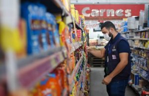 Procon apreende pães, conserva e até ração de cachorro vencidas em ManausPerigo para a saúde