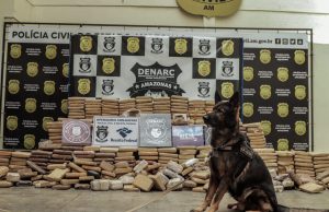 Em Manacapuru, polícia caça e encontra 600 quilos de maconha dentro de embarcação