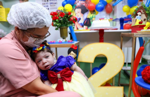 Brenda deixa o Icam e vai para casa pela primeira vez no dia do aniversário de 2 anosEmoção e esperança
