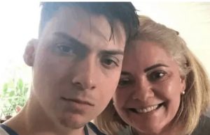 Filho de Bolsonaro viraliza com vídeo cuspindo na própria mãeQue nojento