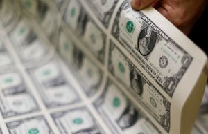 Dólar inicia abril em alta e fecha a R$ 5,71Desvalorização