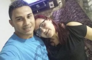 Filho usa abridor de coco para matar a própria mãe pelas costasFim do mundo