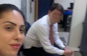 Mãe de Henry fez selfie na delegacia no dia em que foi depor sobre a morte do filhoFrieza