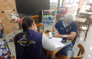 Procon apreende mais de 40 quilos de alimentos vencidos em supermercado de Manaus